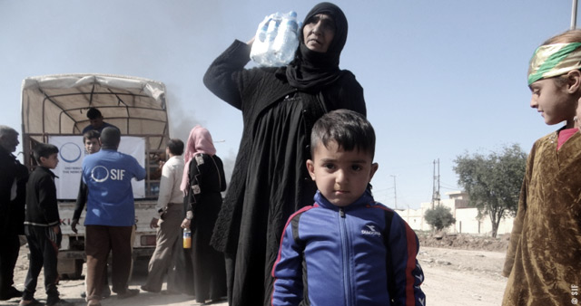 Distribution d’aide de première urgence en eaux et vivres aux populations fuyant Mossoul. 